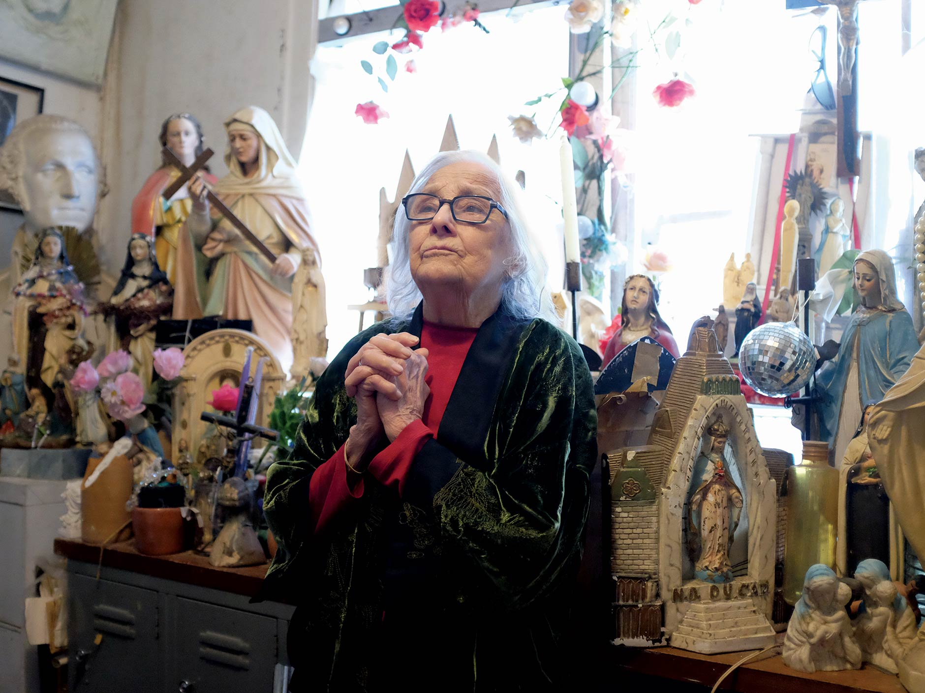 praying with statues amazing woman
