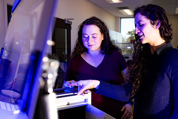 Grace Davidson '23 and Emily Nelson in the Endicott makerspace