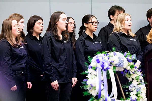 Nearly three months after his passing before Thanksgiving morning, the Endicott College community gathered to honor Sergeant Jeremy Cole with a memorial service, marking the culmination of a profoundly sorrowful chapter in Gull history. 