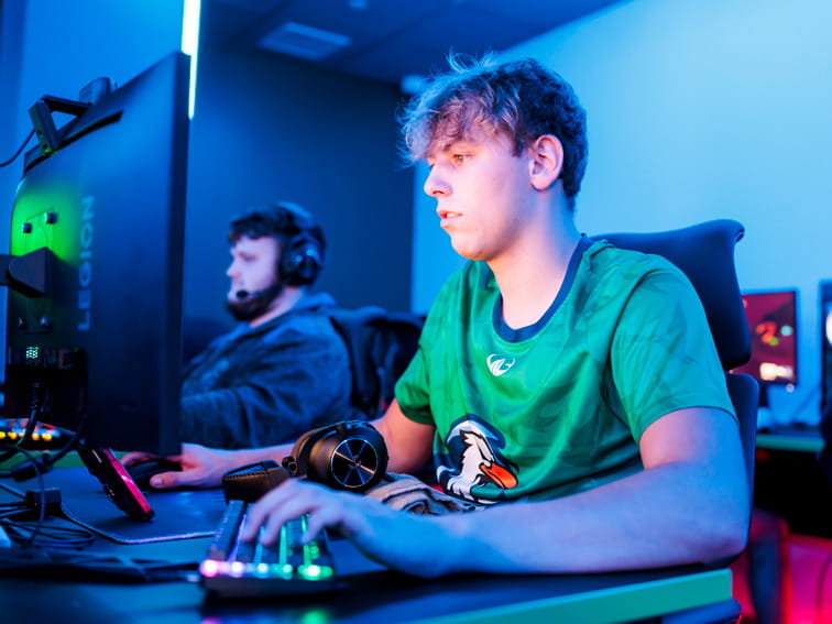 Students in Esports lab